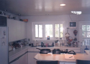 crappy kitchen BEFORE renovation