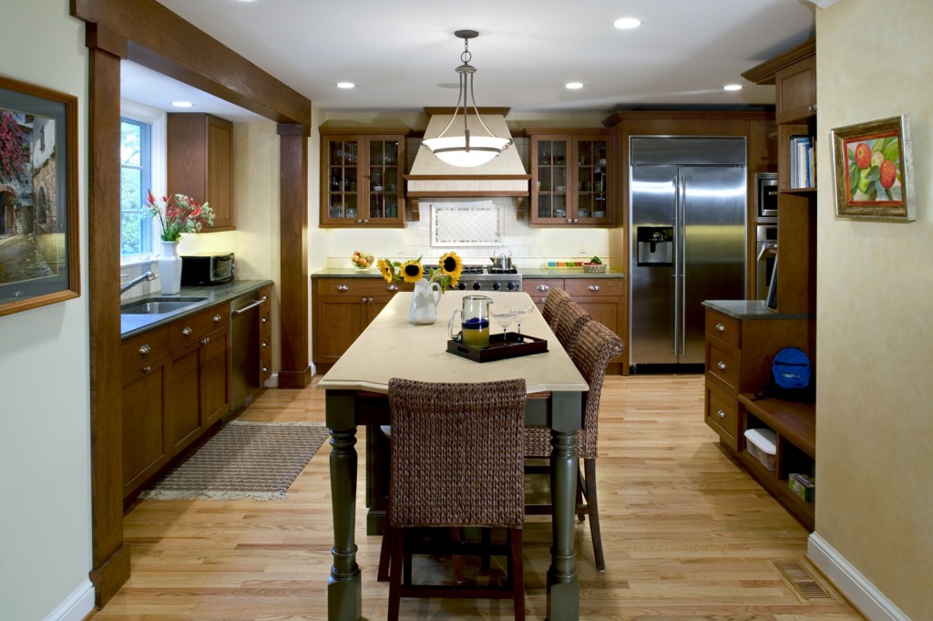 kitchen xcesign with recessed run of cabinets on exterior wall