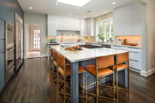 A Kitchen Design Splits the Difference Between Contemporary and Traditional