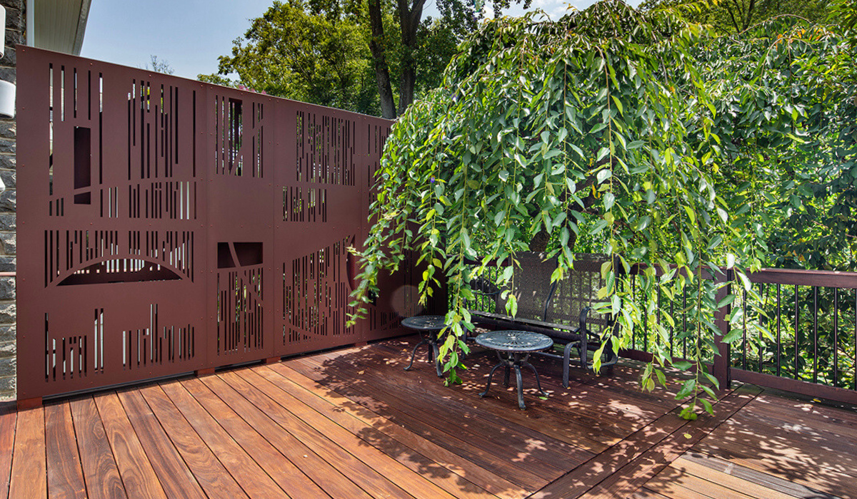A Garden Privacy Screen That Doubles as an Art Installation